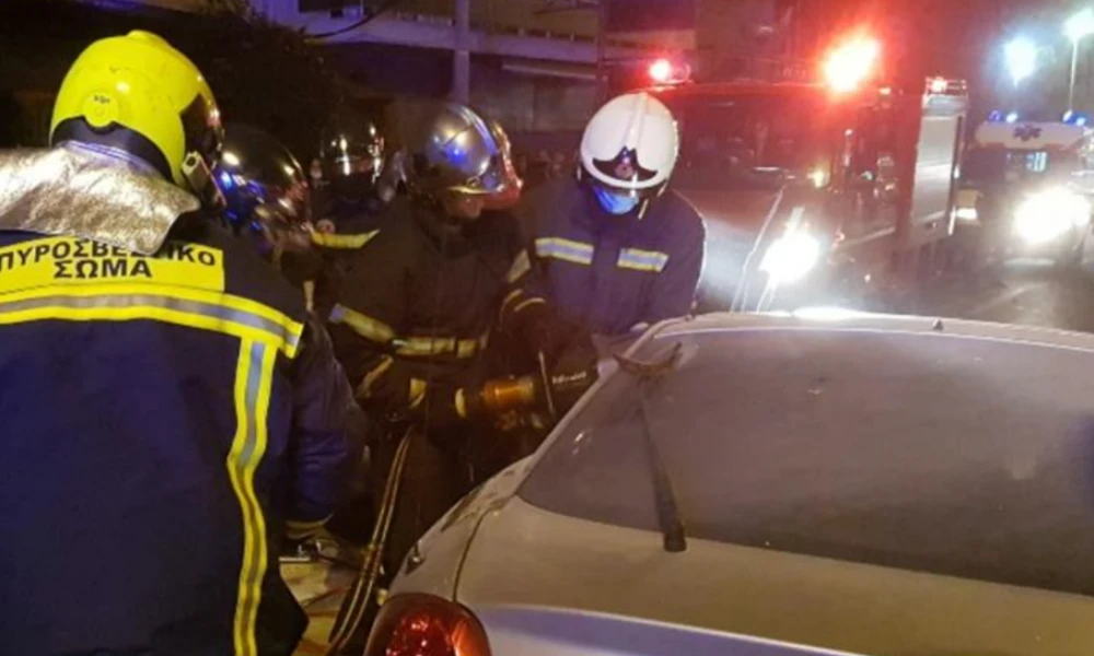 Σοβαρό τροχαίο στον Πειραιά: Λεωφορείο συγκρούστηκε με ΙΧ – Γυναίκα απεγκλωβίστηκε χωρίς τις αισθήσεις της- Σοκάρουν οι εικόνες (Βίντεο)